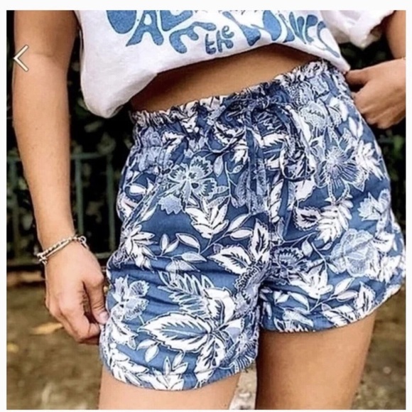 American Eagle Outfitters High Waist Blue and White Tropical‎ Shorts Size Medium - Picture 1 of 7